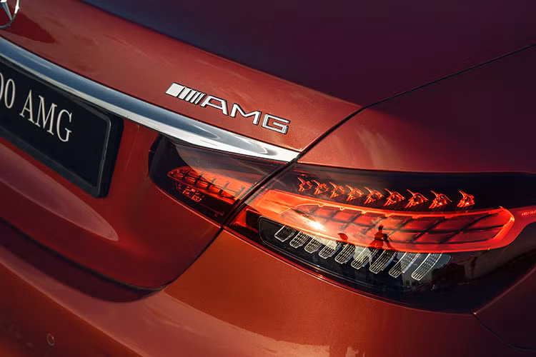 E 300 AMG vẫn được trang bị cụm đèn trước với công nghệ MULTI-BEAM LED. Mỗi cụm đèn bao gồm 84 bóng đèn LED hiệu suất cao hoạt động độc lập, tự động điều chỉnh thích ứng theo điều kiện giao thông và thời tiết. Từng bóng đèn LED được kiểm soát độc lập nhằm tạo ra luồng sáng chính xác hơn, hiệu quả hơn mà không gây chóa cho các phương tiện đi ngược chiều.