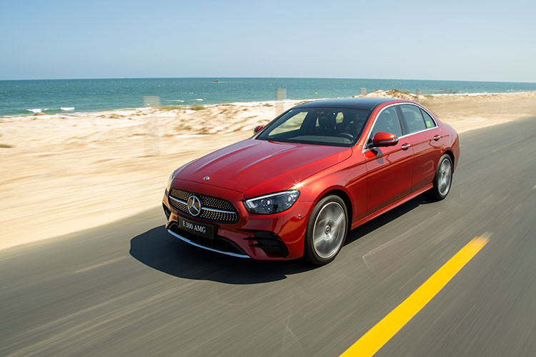 Mercedes-Benz E-Class 2021 chính thức có mặt tại các đại lý của MBV từ ngày hôm nay (24/03/2021) với 2 phiên bản. Giá xe Mercedes-Benz E-Class 2021 từ 2,31 tỷ đồng cho bản E 200 Exclusive và 2,95 tỷ đồng cho bản E 300 AMG (đã bao gồm thuế GTGT). Xe có 4 màu ngoại thất và 2 màu nội thất. 