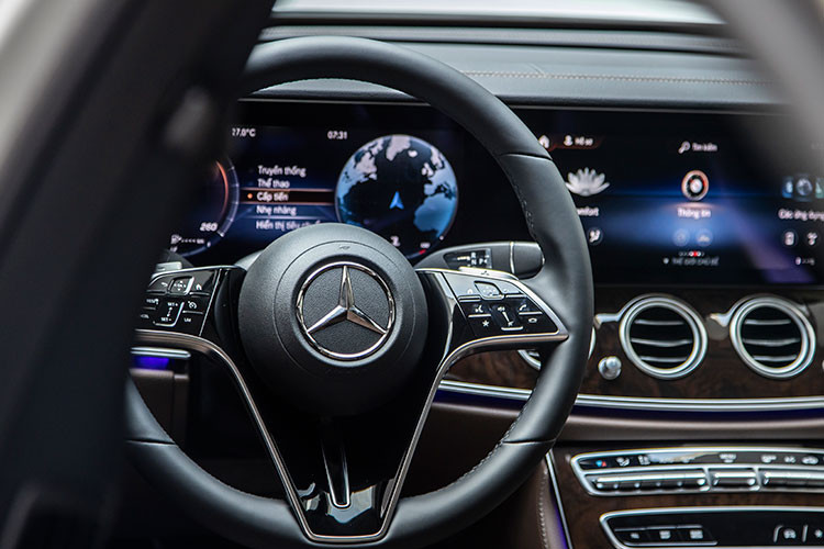 Cả 2 phiên bản E-Class sở hữu thiết kế vô lăng thế hệ mới dạng D-cut trên E 300 AMG và dạng tròn trên E 200 Exclusive. Phần chấu vô lăng đã được làm nhỏ lại, vuông 90 độ vào nhau trên E 300 AMG và uốn lượng dạng boomerang trên E 200 Exclusive. Vô lăng tích hợp tích hợp 2 nút điều khiển cảm ứng trên tay lái (Touch Control Buttons).