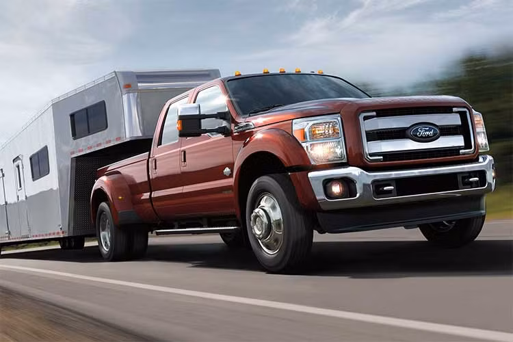 Là một thành viên trong gia đình xe bán tải hạng nặng heavy duty (HD) của Ford, mẫu xe bán tải Ford F-350 hiện tại kế thừa toàn bộ những đặc trưng tiêu biểu của dòng sản phẩm này và kết hợp chúng với những cải tiển cùng nhiều công nghệ hiện đại. Nhờ đó, “con khủng long” này đã giảm được chút cân nặng và trở nên thanh thoát hơn.