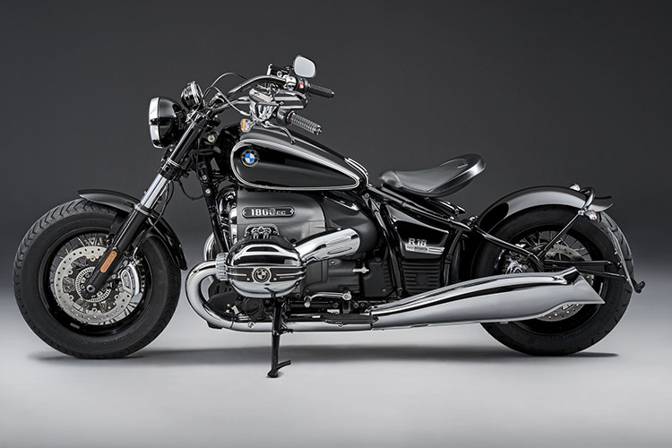 Mặc dù mang thiết kế cổ điển nhưng BMW R18 2020 vẫn có một số trang bị hiện đại như đèn pha LED và bảng đồng hồ dạng tròn nhưng tích hợp màn hình kỹ thuật số.