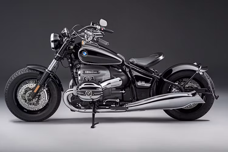 Mặc dù mang thiết kế cổ điển nhưng BMW R18 2020 vẫn có một số trang bị hiện đại như đèn pha LED và bảng đồng hồ dạng tròn nhưng tích hợp màn hình kỹ thuật số.