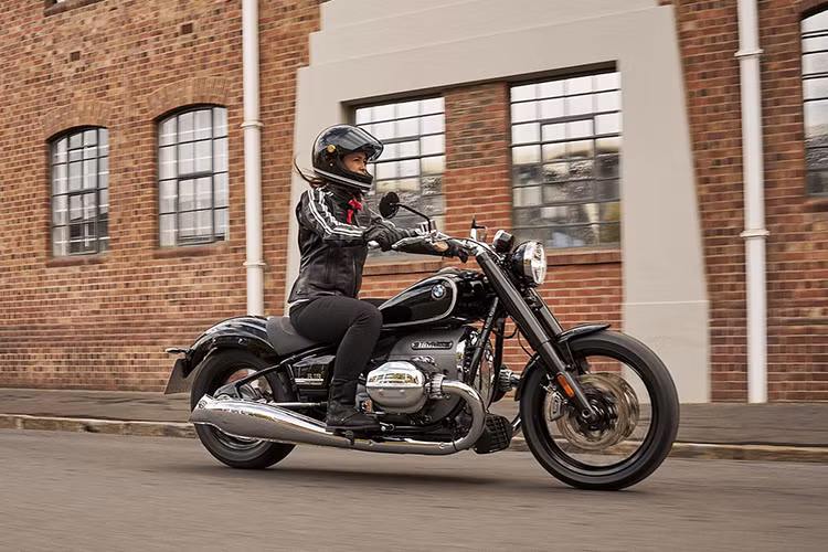 Tại Malaysia, BMW R18 First Edition có màu sắc chủ đạo là Đen cổ điển cùng các sọc viền trắng và chi tiết crôm, biểu tượng "First Edition" ở ốp thân xe. Giá xe BMW R18 First Edition tại Malaysia ở mức 156.500 Ringgit, tương đương 803 triệu đồng.