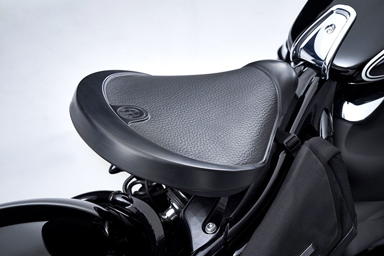 Dù mang thiết kế cổ điển nhưng BMW R18 2020 mới vẫn có một số trang bị hiện đại như đèn pha LED và bảng đồng hồ dạng tròn nhưng tích hợp màn hình kỹ thuật số.