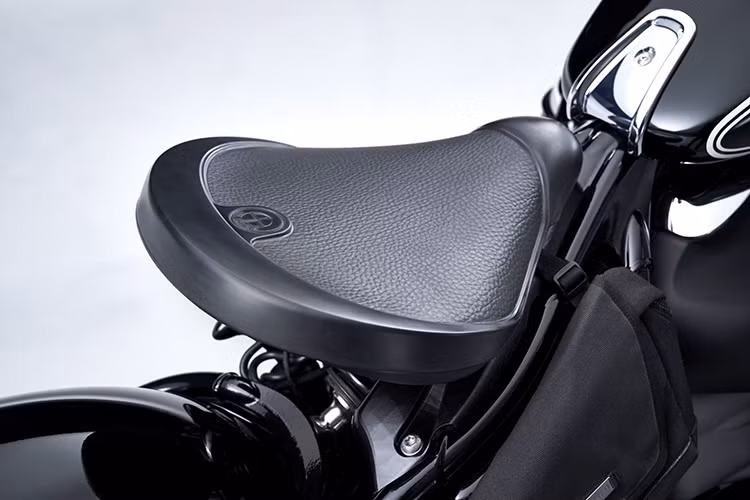 Dù mang thiết kế cổ điển nhưng BMW R18 2020 mới vẫn có một số trang bị hiện đại như đèn pha LED và bảng đồng hồ dạng tròn nhưng tích hợp màn hình kỹ thuật số.