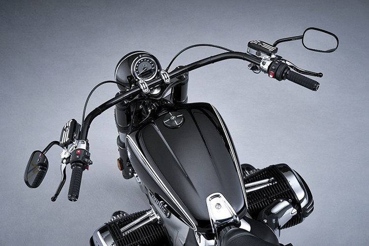 Hệ thống treo của xe gồm phuộc ống lồng phía trước và giảm xóc đơn đi kèm càng đôi bằng thép phía sau. Dàn chân của xe gồm bộ vành nan kích thước 19 inch, phanh đĩa đôi ở trước và phanh đĩa đơn phía sau.