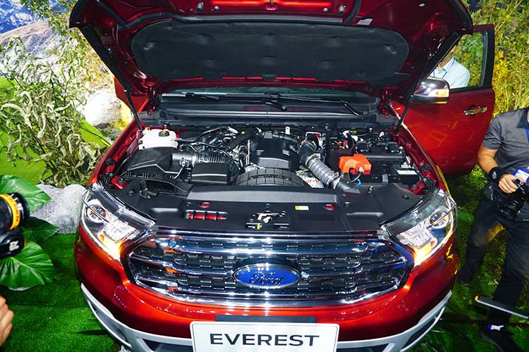 Động cơ 2.0L này sẽ cho công suất cực đại 213 mã lực tại 3750 vòng/phút và mô-men xoắn 500Nm tại 1750 – 2000 vòng/phút; đi kèm với hộp số tự động 10 cấp và hệ dẫn động bốn bánh (4WD). Phiên bản cao cấp nhất Titanium 2.0L Biturbo sở hữu này đủ các công nghệ như; mở cửa không cần chìa (keyless entry), nút bấm khởi động start/ stop, hệ thống thông tin giải trí SYNC 3, mở cốp rảnh tay...