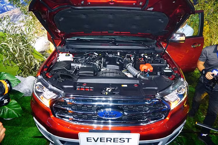 Động cơ 2.0L này sẽ cho công suất cực đại 213 mã lực tại 3750 vòng/phút và mô-men xoắn 500Nm tại 1750 – 2000 vòng/phút; đi kèm với hộp số tự động 10 cấp và hệ dẫn động bốn bánh (4WD). Phiên bản cao cấp nhất Titanium 2.0L Biturbo sở hữu này đủ các công nghệ như; mở cửa không cần chìa (keyless entry), nút bấm khởi động start/ stop, hệ thống thông tin giải trí SYNC 3, mở cốp rảnh tay...