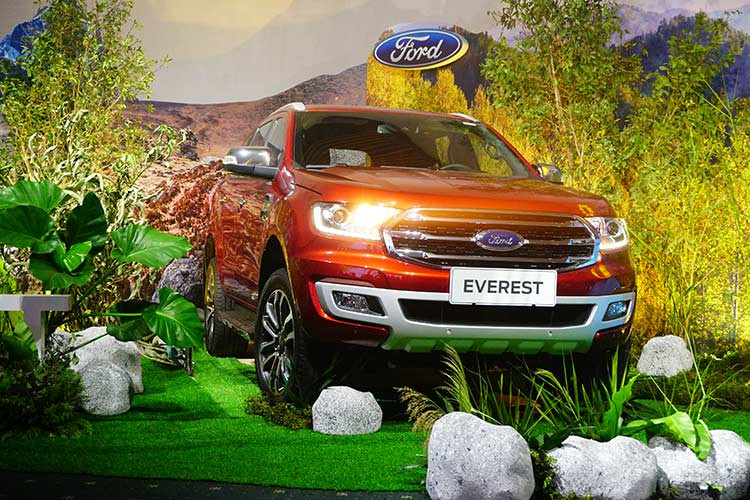 Vậy là mức giá mới của Ford Everest phiên bản 2018 hiện đã gần như ngang với chiếc SUV Toyota Fortuner vốn đang được ưa chuộng nhất tại thị trường Việt Nam. Trong khi đó, chiếc SUV của Ford là Everest vừa ra mắt được nằm ở đẳng cấp cao hơn. Điều này cho thấy những nét mới, cạnh tranh hơn trên thị trường ôtô trong năm 2018 này.