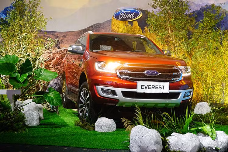 Vậy là mức giá mới của Ford Everest phiên bản 2018 hiện đã gần như ngang với chiếc SUV Toyota Fortuner vốn đang được ưa chuộng nhất tại thị trường Việt Nam. Trong khi đó, chiếc SUV của Ford là Everest vừa ra mắt được nằm ở đẳng cấp cao hơn. Điều này cho thấy những nét mới, cạnh tranh hơn trên thị trường ôtô trong năm 2018 này.