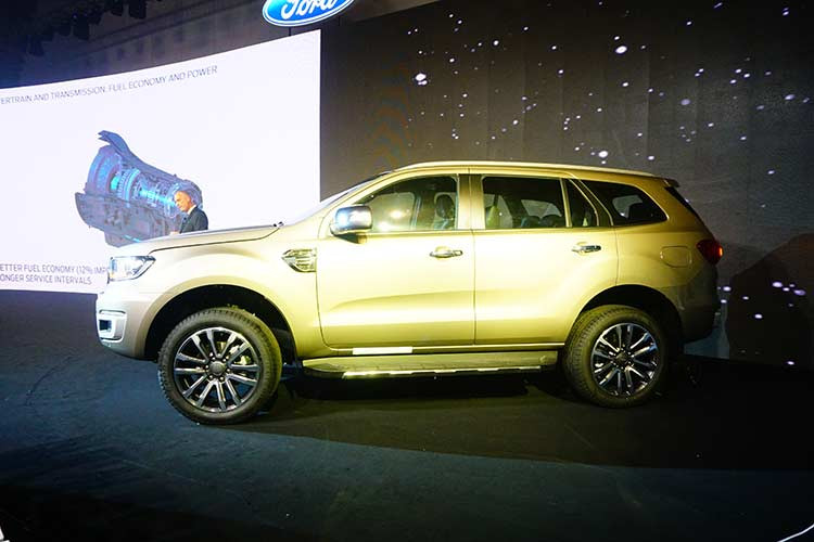 Về ngoại thất, thiết kế của Ford Everest 2018 nhập khẩu nguyên chiếc mới về Việt Nam đã được trau truốt lại với kiểu dáng hiện đại hơn so với trước. Tuy nhiên, mẫu xe này cũng không thay đổi kích thước tổng thể, cụ thể là 4.892 x 1.860 x 1.837 (mm) tương ứng dài x rộng x cao, chiều dài cơ sở 2.850mm, khoảng sáng gầm cao 210mm.