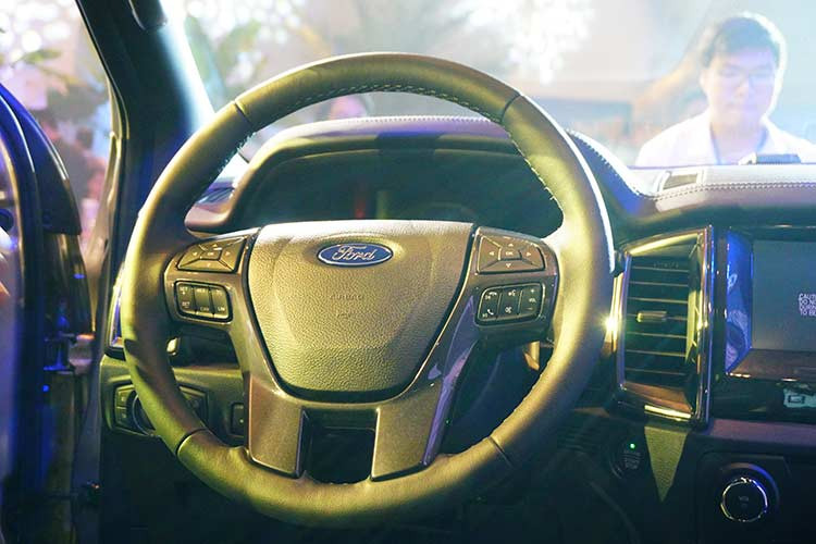 Ngoài ra, xe cũng có hệ thống phanh tự động khẩn cấp đi kèm hệ thống radar và cảm biến xung quanh, hệ thống kiểm soát áp suất lốp. Đi cùng là hàng loạt công nghệ khác như: điều khiển hành trình thích ứng, hệ thống giữ làn đường, cảnh báo va chạm phía trước, cảnh báo điểm mù, cảnh báo người băng qua đường. Xe sở hữu 7 túi khí gồm: 2 túi khí trước, túi khí bên, túi khí rèm và túi khí đầu gối.