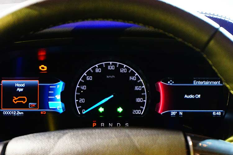 Điểm thay đổi lớn nhất ở Ford Everest phiên bản 2018 này chính là động cơ diesel 2.0L Turbo sẽ được trang bị cho tất cả 5 phiên bản (thay cho loại 2.2L và 3.2L trên thị trường) đi kèm với cấu hình hộp số sàn 6 cấp hoặc hộp số tự động 10 cấp hoàn toàn mới. Hệ thống giảm xóc cũng được đổi mới hoàn toàn cho khả năng địa hình vững chắc hơn nữa.