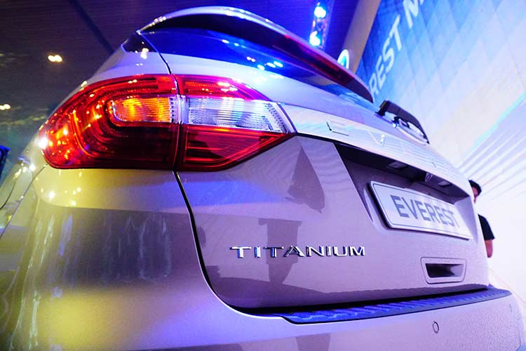 Phần đuôi xe Everest mới sở hữu cụm đèn hậu dạng LED bắt mắt được nối liền bởi thanh nẹp chrome to bản, cản sau thiết kế kiểu tương đồng với cản trước và bao bọc lấy hai mảng đèn phản quang. Hãng xe ôtô Ford cũng không quên điểm thêm đuôi lướt gió nhằm tăng tính khí động học và nét thể thao cho chiếc SUV mới này.