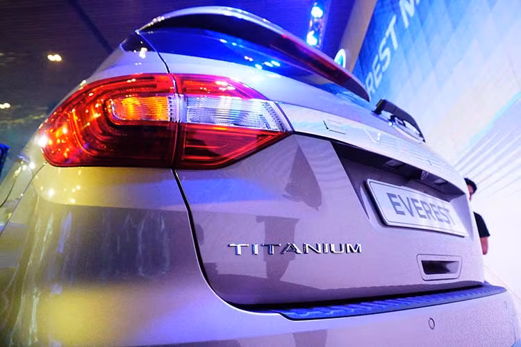 Phần đuôi xe Everest mới sở hữu cụm đèn hậu dạng LED bắt mắt được nối liền bởi thanh nẹp chrome to bản, cản sau thiết kế kiểu tương đồng với cản trước và bao bọc lấy hai mảng đèn phản quang. Hãng xe ôtô Ford cũng không quên điểm thêm đuôi lướt gió nhằm tăng tính khí động học và nét thể thao cho chiếc SUV mới này.