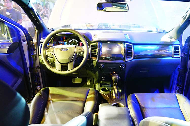 Bên trong không gian rộng rãi của Ford Everest được làm mới nổi bật hơn nhiều so với phiên bản trước đó. Các trang bị đáng chú ý như cửa sổ trời lớn, ghế trước điều chỉnh điện 8 hướng, hệ thống thông tin giải trí SYNC 3 với màn hình cảm ứng 8 inch, hệ thống âm thanh bao gồm 9 loa và 1 loa siêu trầm với cửa hậu tự động điều chỉnh bằng điện...