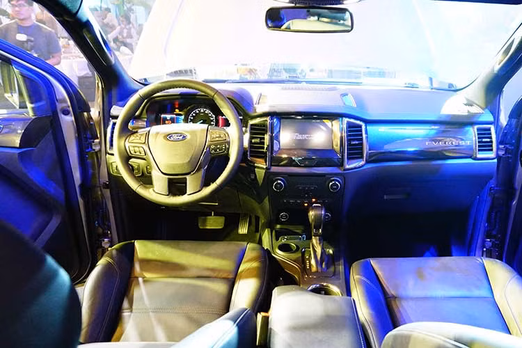 Bên trong không gian rộng rãi của Ford Everest được làm mới nổi bật hơn nhiều so với phiên bản trước đó. Các trang bị đáng chú ý như cửa sổ trời lớn, ghế trước điều chỉnh điện 8 hướng, hệ thống thông tin giải trí SYNC 3 với màn hình cảm ứng 8 inch, hệ thống âm thanh bao gồm 9 loa và 1 loa siêu trầm với cửa hậu tự động điều chỉnh bằng điện...
