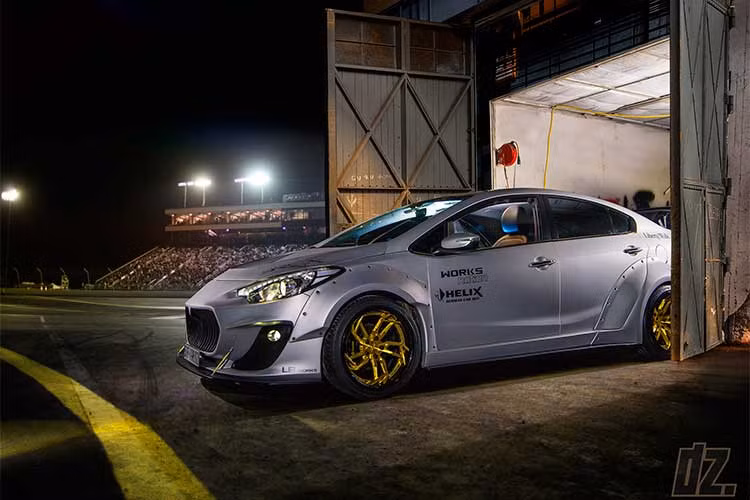 Lấy cảm hứng từ mẫu siêu xe thể thao Maserati GranTurismo, xưởng độ Phi Long Autosport tại TP HCM đã hóa thân chiếc xe sedan Kia K3 giá rẻ trở thành một mẫu xe độ đỉnh cao mà nếu chỉ nhìn qua, chắc chắn bạn khó có thể đoán được về nguyên bản nó là chiếc xe gì?