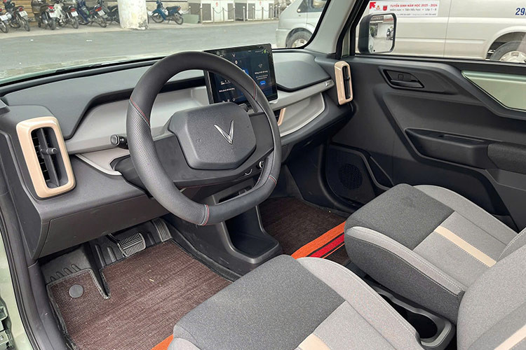 Vinfast VF3 cũng được trang bị các công nghệ an toàn hiện đại như chống bó cứng phanh ABS, hỗ trợ phanh khẩn cấp, hỗ trợ khởi hành ngang dốc cùng với túi khí dành cho người lái và phanh đĩa phía trước.