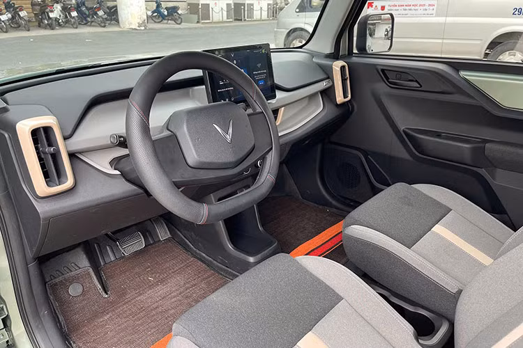 Vinfast VF3 cũng được trang bị các công nghệ an toàn hiện đại như chống bó cứng phanh ABS, hỗ trợ phanh khẩn cấp, hỗ trợ khởi hành ngang dốc cùng với túi khí dành cho người lái và phanh đĩa phía trước.