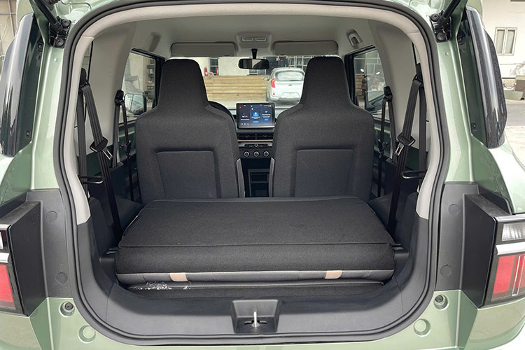 Hàng ghế sau của xe có thể gập xuống hoàn toàn để tăng diện tích khoang chứa (tổng sức chứa 550L), giúp người lái luôn sẵn sàng cho mọi chuyến đi.