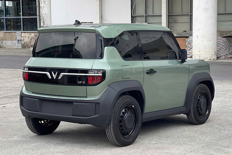 Xe có phạm vi hoạt động 210 km sau mỗi lần sạc, thời gian sạc từ 10% đến 70% mất khoảng 36 phút. Xe tăng tốc từ 0-50 km/h trong 5,3 giây trước khi đạt vận tốc tối đa 100 km/h.