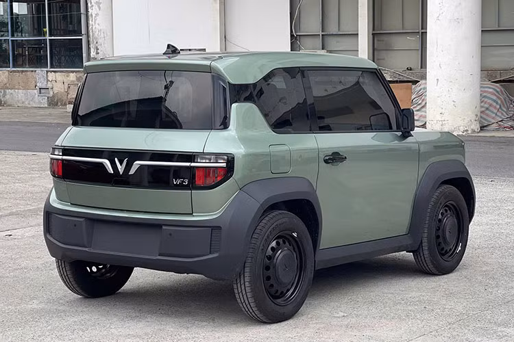 Xe có phạm vi hoạt động 210 km sau mỗi lần sạc, thời gian sạc từ 10% đến 70% mất khoảng 36 phút. Xe tăng tốc từ 0-50 km/h trong 5,3 giây trước khi đạt vận tốc tối đa 100 km/h.