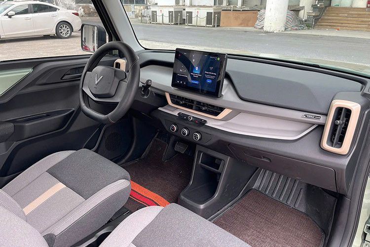 VF3 có cấu hình 4 chỗ, lược bỏ gần hết các nút bấm vật lý. Xe trang bị vô-lăng đơn giản và màn hình giải trí cảm ứng 10 inch đặt ở trung tâm táp-lô để điều khiển các tính năng.