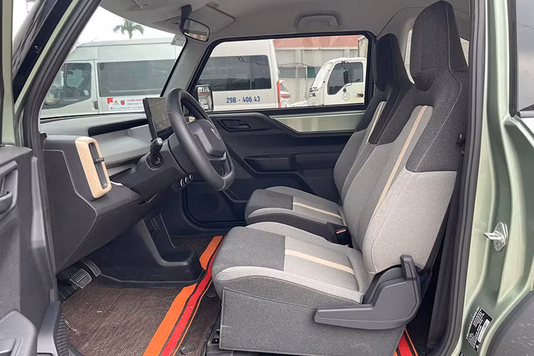 Dù là xe cỡ nhỏ nhưng VF 3 được cung cấp màn hình giải trí cảm ứng có kích thước lên tới 10 inch và cần gạt chuyển số sau vô lăng, tương tự như trên những mẫu xe sang.