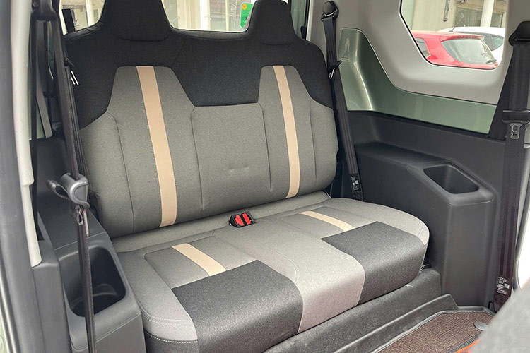 Mặc dù có kích thước nhỏ nhắn, VinFast VF3 vẫn có không gian nội thất 5 chỗ ngồi, được thiết kế theo phong cách tối giản, nhưng vẫn hiện đại.