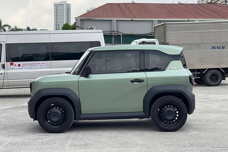 Hiện tại, giá niêm yết của VinFast VF3 bản thuê pin chính hãng đang là 240 triệu đồng. Để lăn bánh chiếc xe, người dùng cần chi khoảng 260 triệu đồng, nghĩa là giá bán lại chiếc xe này chỉ nhỉnh hơn vài triệu so với giá mới.