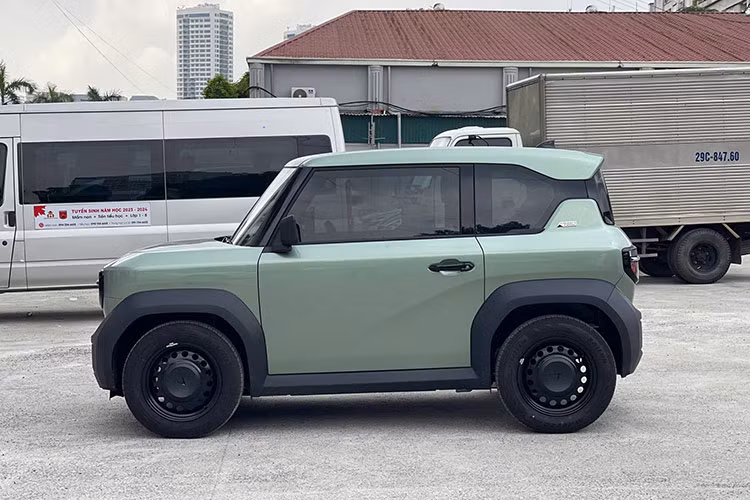 Hiện tại, giá niêm yết của VinFast VF3 bản thuê pin chính hãng đang là 240 triệu đồng. Để lăn bánh chiếc xe, người dùng cần chi khoảng 260 triệu đồng, nghĩa là giá bán lại chiếc xe này chỉ nhỉnh hơn vài triệu so với giá mới.