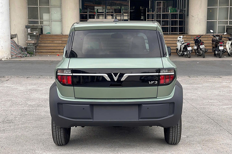 Về ngoại hình, VF3 gây ấn tượng với những khối hình học khỏe khoắn và đường nét bóng bẩy, thể hiện cá tính mạnh mẽ của người sở hữu. Xe có kích thước dài x rộng x cao lần lượt là 3.190 x 1.679 x 1.622 mm, chiều dài cơ sở 2.075 mm. Xe được trang bị bộ la-zăng hợp kim 16 inch và khoảng sáng gầm 191 mm, phù hợp với nhiều loại địa hình.