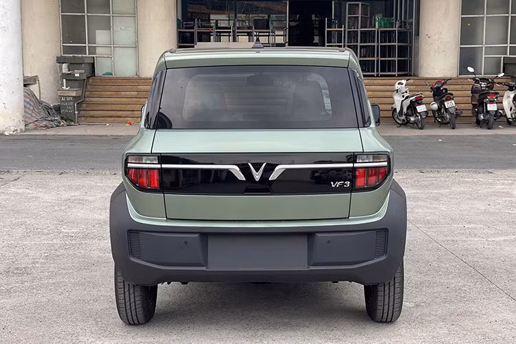 Về ngoại hình, VF3 gây ấn tượng với những khối hình học khỏe khoắn và đường nét bóng bẩy, thể hiện cá tính mạnh mẽ của người sở hữu. Xe có kích thước dài x rộng x cao lần lượt là 3.190 x 1.679 x 1.622 mm, chiều dài cơ sở 2.075 mm. Xe được trang bị bộ la-zăng hợp kim 16 inch và khoảng sáng gầm 191 mm, phù hợp với nhiều loại địa hình.