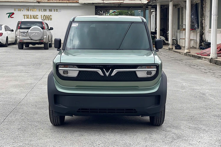 Được biết, khách hàng muốn mua VinFast VF3 hiện nay sẽ phải chờ đến năm sau để nhận xe, do lượng đơn đặt hàng đã vượt quá 30.000 chiếc. VinFast đặt mục tiêu giao ít nhất 20.000 xe VF3 trong năm nay. Đây có thể là một lựa chọn hấp dẫn cho những người dùng muốn trải nghiệm sớm mẫu xe điện mini đến từ VinFast.