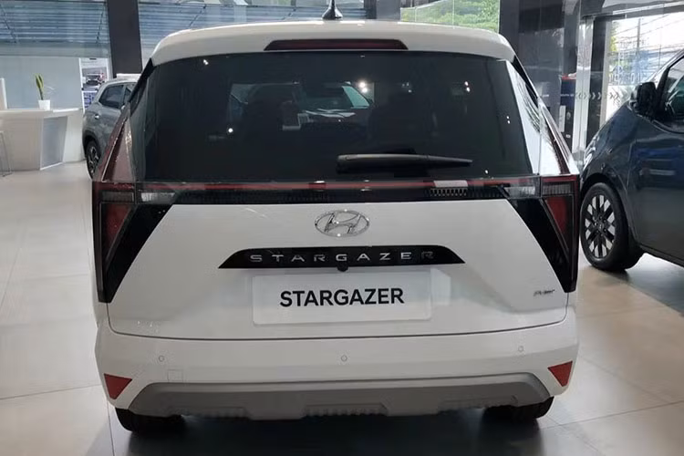Theo nhiều chuyên gia, Hyundai Stargazer vẫn có lợi thế vượt trội hơn Toyota Veloz Cross, đó chính là giá bán. Tất nhiên rằng chúng ta không thể khẳng định rằng Stargazer sẽ có giá bán tốt khi về Việt Nam nhưng có thể nhìn vào thị trường Indonesia để tham chiếu.