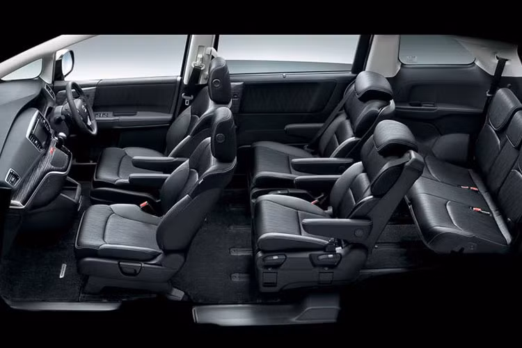 Về khả năng vận hành, Hyundai Stargazer được trang bị động cơ xăng Smartstream 4 xi-lanh, hút khí tự nhiên, dung tích 1.5L, sản sinh công suất tối đa 115 mã lực và mô-men xoắn cực đại 144 Nm. Tùy phiên bản, xe sử dụng hộp số sàn 6 cấp hoặc hộp số biến thiên vô cấp IVT còn hệ dẫn động cầu trước là trang bị tiêu chuẩn.