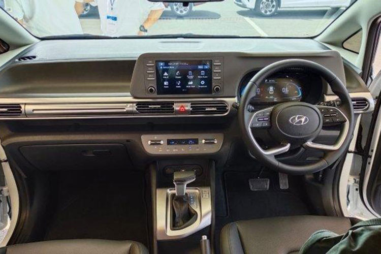 Tại thị trường Đông Nam Á - Hyundai Stargazer chốt giá “mềm” hơn cả 2 đối thủ là Mitsubishi Xpander và Toyota Veloz Cross nên trong trường hợp được đưa về Việt Nam, nhiều khả năng giá xe Hyundai Stargazer cũng sẽ đủ hấp dẫn. Đó là còn chưa kể việc TC Motor từ trước đến nay vẫn luôn có “truyền thống” chốt giá thấp để tăng sức cạnh tranh cho các sản phẩm của mình.