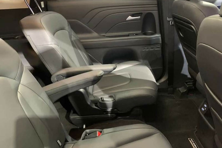 Nội thất bên trong có thiết kế khá giống mẫu xe điện Hyundai Ioniq 5 với màn hình kỹ thuật số 4,2 inch sau vô lăng nối liền với màn hình giải trí 8 inch. Các tiện nghi đáng chú ý tại thị trường Indonesia gồm có đèn viền trang trí nội thất, điều hòa tự động, sạc điện thoại không dây,… Ngoài bản 7 chỗ thông thường, Hyundai Stargazer tại Indonesia còn có bản 6 chỗ với 2 ghế thương gia nằm tại hàng ghế thứ 2.