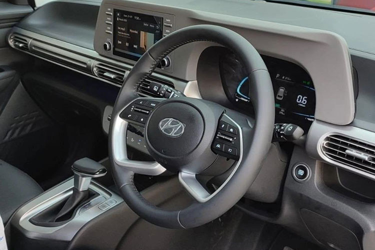 Ngoài vấn đề về giá bán, trong trường hợp không bị cắt trang bị khi về Việt Nam, Hyundai Stargazer nhiều khả năng sẽ tạo được “cơn sốt” tương tự như Toyota Veloz Cross lúc mới mở bán. Cụ thể, Hyundai Stargazer sẽ được trang bị đèn trước/sau LED, mâm hợp kim dạng phay có kích cỡ 17 inch.