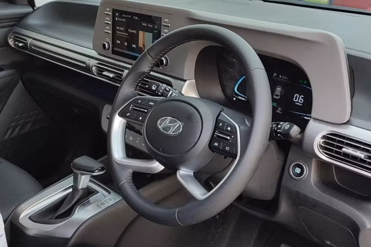 Ngoài vấn đề về giá bán, trong trường hợp không bị cắt trang bị khi về Việt Nam, Hyundai Stargazer nhiều khả năng sẽ tạo được “cơn sốt” tương tự như Toyota Veloz Cross lúc mới mở bán. Cụ thể, Hyundai Stargazer sẽ được trang bị đèn trước/sau LED, mâm hợp kim dạng phay có kích cỡ 17 inch.