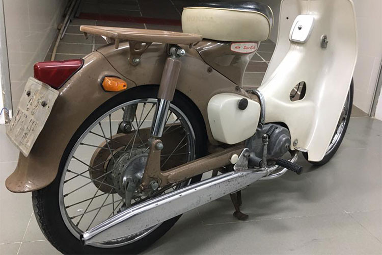 Toàn bộ bộ yên với khung xương bằng thép, mút cao su và vỏ yên đều còn trong tình trạng nguyên bản, dấu vết của thời gian chỉ xuất hiện chút ít ở vị trí như bưởng máy, nhựa sờn nước sơn... cùng một số chi tiết nhỏ được làm mới - nhưng nhìn chung nó vẫn còn khá tốt và hiếm gặp.