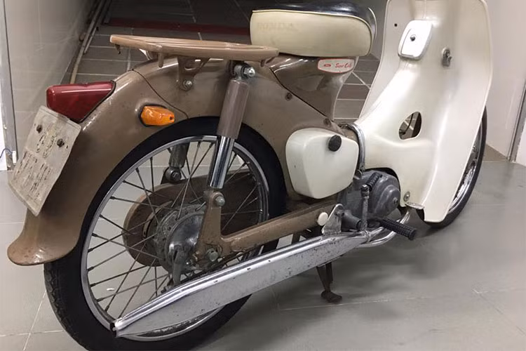 Toàn bộ bộ yên với khung xương bằng thép, mút cao su và vỏ yên đều còn trong tình trạng nguyên bản, dấu vết của thời gian chỉ xuất hiện chút ít ở vị trí như bưởng máy, nhựa sờn nước sơn... cùng một số chi tiết nhỏ được làm mới - nhưng nhìn chung nó vẫn còn khá tốt và hiếm gặp.