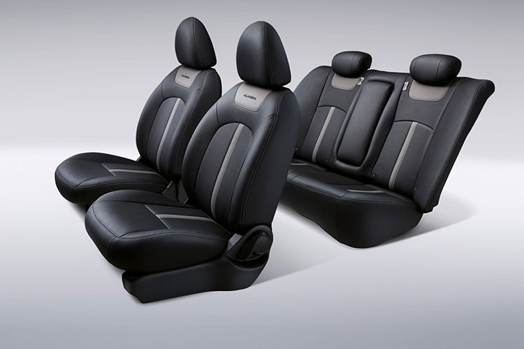 Ngoài ra, tay lái của xe cũng được bọc da, gật gù, trợ lực điện với nút chỉnh âm thanh tích hợp, chìa khoá thông minh. Điều hòa không khí tự động một vùng và có cửa gió cho hàng ghế phía sau. Chìa khóa điều khiển từ xa,...