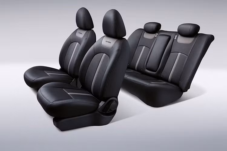 Ngoài ra, tay lái của xe cũng được bọc da, gật gù, trợ lực điện với nút chỉnh âm thanh tích hợp, chìa khoá thông minh. Điều hòa không khí tự động một vùng và có cửa gió cho hàng ghế phía sau. Chìa khóa điều khiển từ xa,...