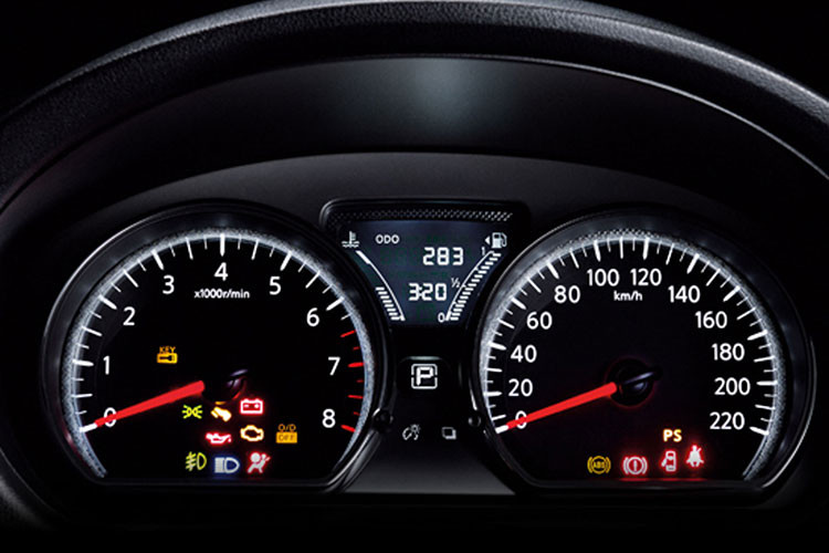 Các chi tiết khác như; đề nổ Start/Stop, hệ thống núm vặn bố trí xung quanh màn hình LCD nhỏ hình tròn. Màn hình giải trí trung tâm loại TFT có kích thước 6.75 inch + tích hợp hệ điều hành Android; 4 loa 2DIN AM/FM &amp; 1CD &amp; MP3 &amp; AUX jack for audio.