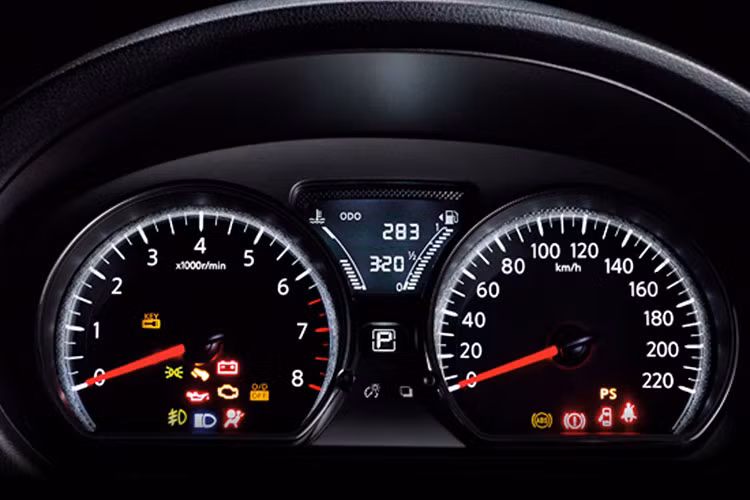 Các chi tiết khác như; đề nổ Start/Stop, hệ thống núm vặn bố trí xung quanh màn hình LCD nhỏ hình tròn. Màn hình giải trí trung tâm loại TFT có kích thước 6.75 inch + tích hợp hệ điều hành Android; 4 loa 2DIN AM/FM &amp; 1CD &amp; MP3 &amp; AUX jack for audio.