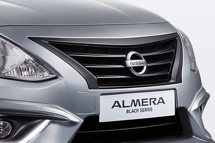 Lưới tản nhiệt mới của xe được trang bị với viền mạ chrome tối màu, ốp gương chiếu hậu và bộ mâm đa chấu có thiết kế tạo hình chữ “Y” kích cỡ 15 inch đều được sơn màu đen phong cách thể thao hơn trước đây.