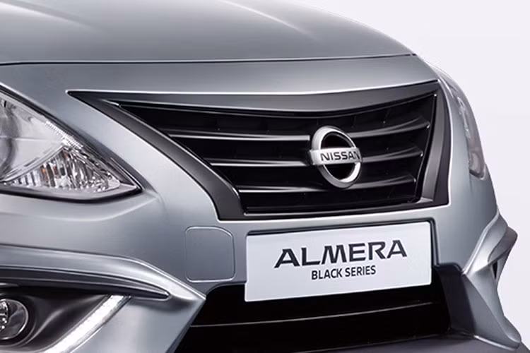 Lưới tản nhiệt mới của xe được trang bị với viền mạ chrome tối màu, ốp gương chiếu hậu và bộ mâm đa chấu có thiết kế tạo hình chữ “Y” kích cỡ 15 inch đều được sơn màu đen phong cách thể thao hơn trước đây.