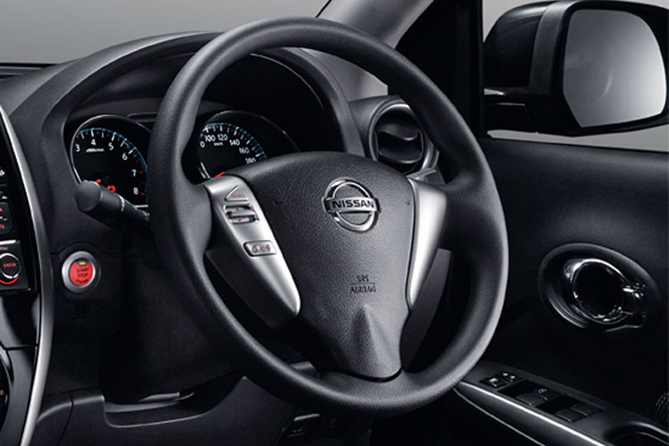 Về nội thất, phiên bản Nissan Sunny Black Series 2019 được trang bị ghế bọc da đen phối màu sáng khá đẹp mắt, một số trang bị trên phiên bản số tự động cao cấp của bảng Black Series cũng tương tự Nissan Sunny tại Việt Nam.